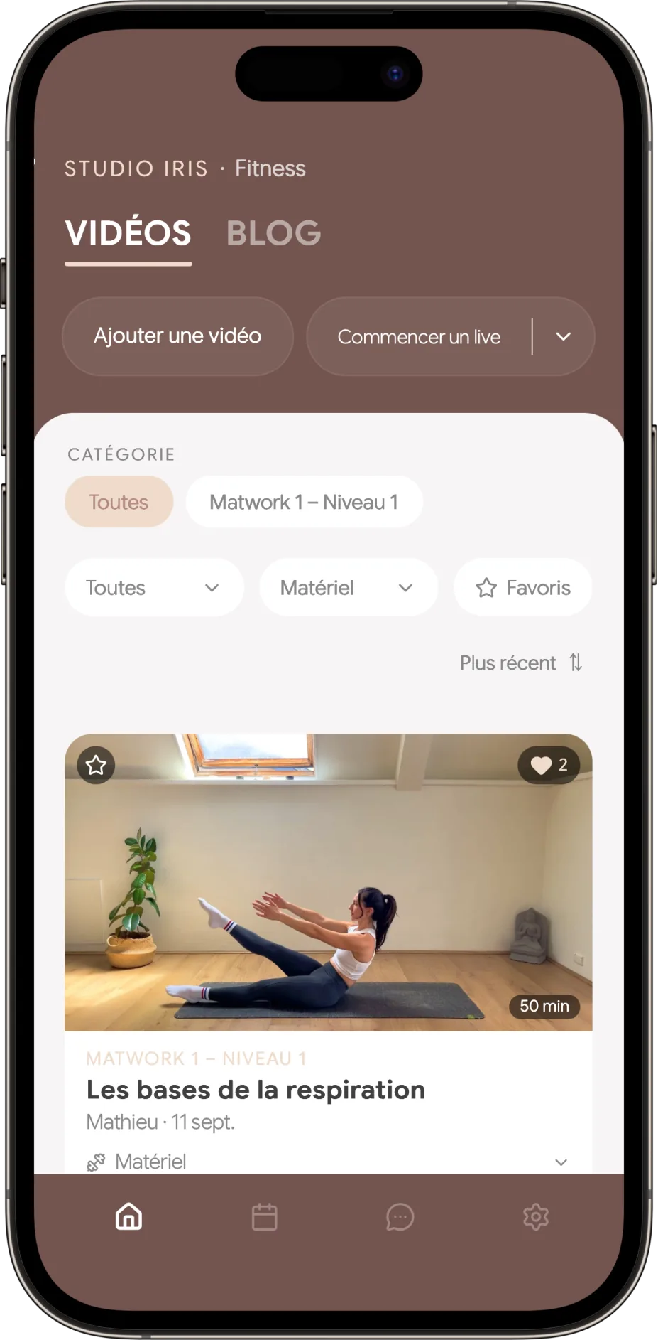 Écran programme hebdomadaire de l'app du Studio Iris, aux couleurs terracotta